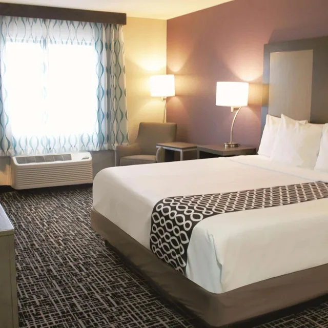 غرفة تنفيذية بسرير كينج لذوي الإعاقة، La Quinta Inn & Suites by Wyndham Wichita Airport 3/4