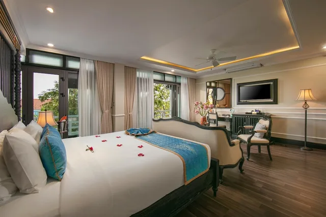 غرفة بريميوم بسرير كينج بإطلالة على المدينة بشرفة، Golden Holiday Hoi An Hotel 3/10