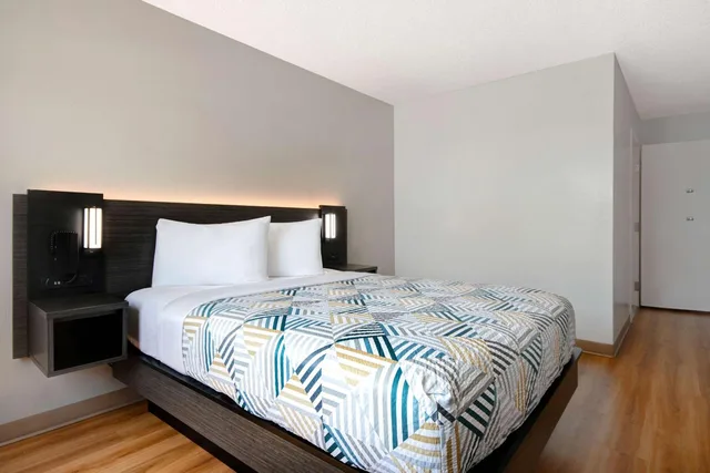 غرفة بسرير كينج، Motel6 San Antonio, TX - South 2/10
