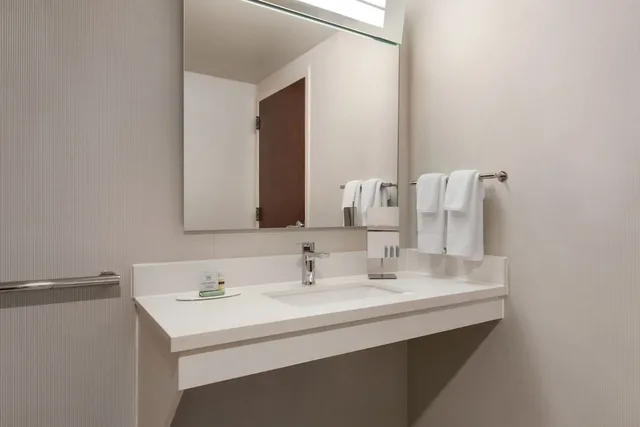 غرفة بسرير كينج بشرفة، Courtyard By Marriott Tupelo 9/10
