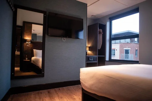 Deluxe, King Bed, Ferrisand Street View، Camden Enterprise Hotel 2/5