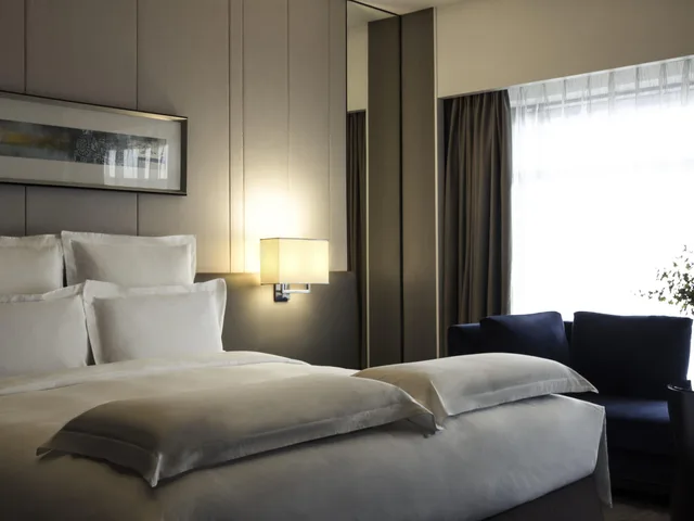 جناح سوبيريور بسرير كينج بإطلالة على المدينة مع دخول الصالة، Pullman Shanghai Xuhui (ex Pullman Shanghai South) 1/2
