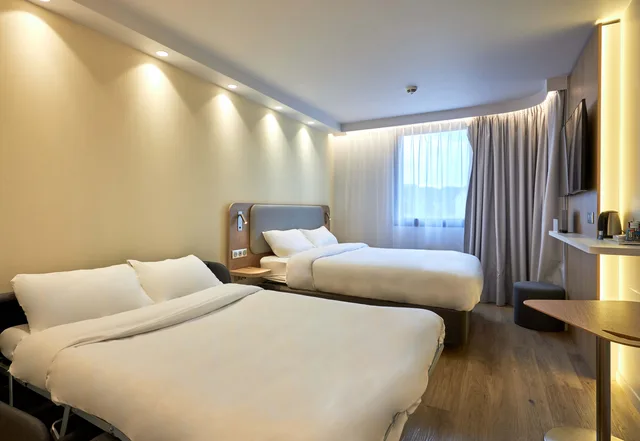 غرفة قياسية رباعية، B&B Hotel Deauville-Touques 1/2