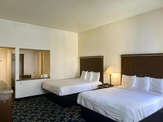 جناح بسريرين كوين، Motel6 Oceanside CA Marina Camp Pendleton 4/7