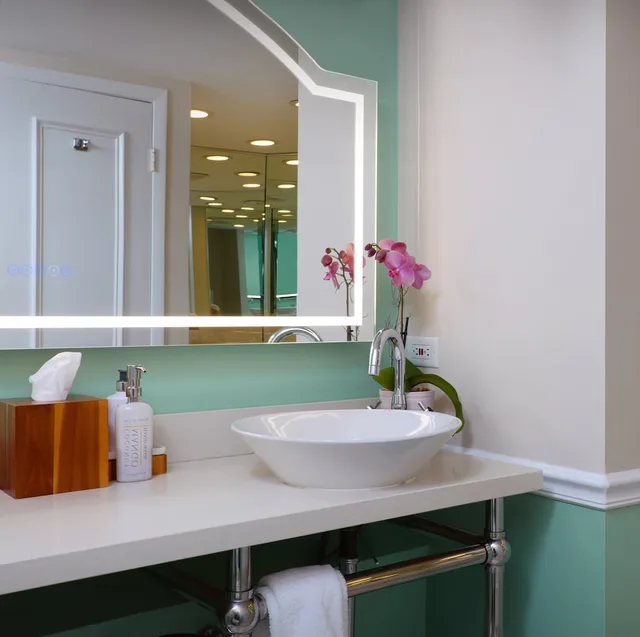 Junior Suite, King Bed, Island View, Sofa، Ocean Key Resort and Spa 1/2
