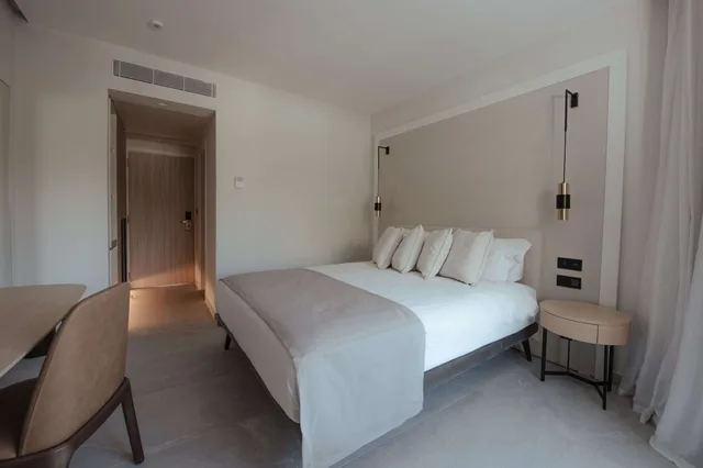 Room, Queen Bed, Lateral Side Sea View، Atlantica Bay 1/4