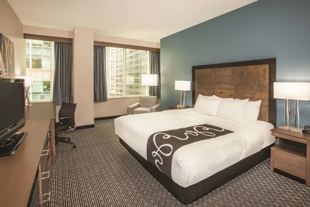 جناح بسرير كينج وسرير كوين بغرفة نوم واحدة مع سرير سحّاب إضافي، La Quinta Inn Suites By Wyndham Chicago Downtown 5/10