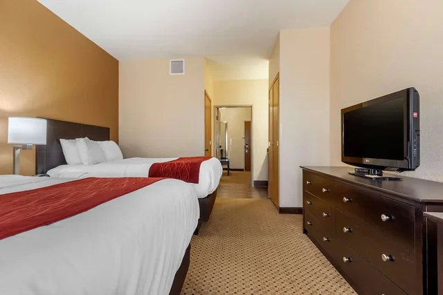 2 Queen Beds Suite with 2 Person Sofa Sleeper، Comfort Inn & Suites Kenosha-Pleasant Prairie 3/5