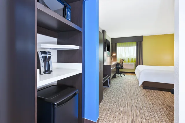 غرفة قياسية بسرير كينج، Holiday Inn Winnipeg Airport Polo Park 3/3
