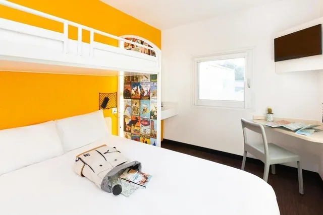Trio, Triple, 1 Double and 1 Single Bed, Shared Bathroom، Hotelf1 Lorient 3/3