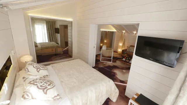 جناح عائلي بسرير كينج وأسرّة بطابقين بإطلالة على الجبل مع أريكة، Hôtel Tsanteleina 3/6