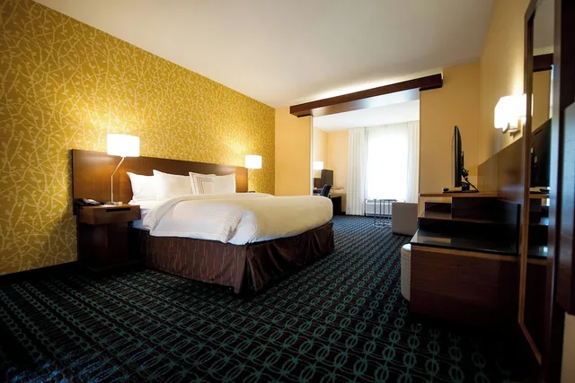 Room, King Bed, Sofa, Accessible, Fairfield Inn Suites Cambridge 1/4
