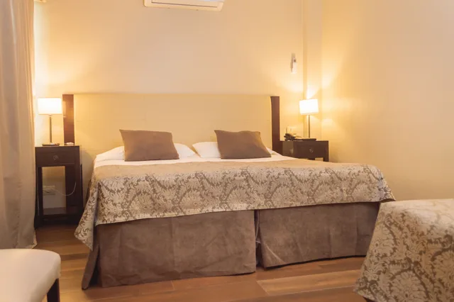 Studio, Double Bed, Kenton Palace 5/6