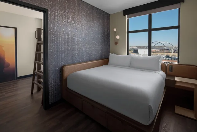 Compact, King Bed, Accessible، Motto by Hilton Nashville Downtown 4/10