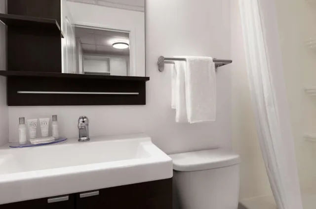 غرفة قياسية بسرير كوين، Howard Johnson by Wyndham Grande Prairie 4/4