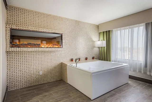 Upgrade, Suite, King Bed, Corner، The Leo Collection Detroit, an Ascend Collection Hotel 9/9