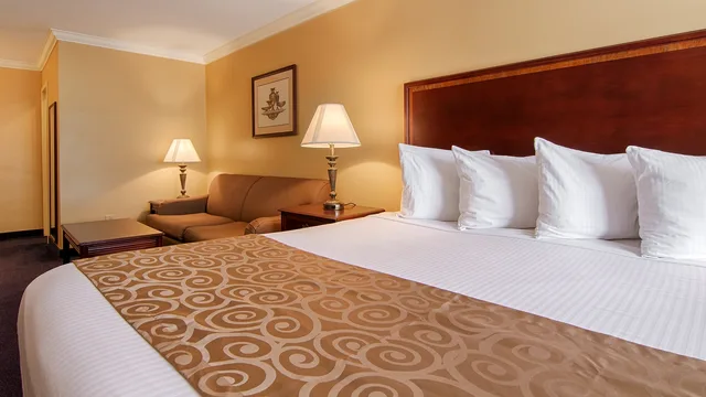 غرفة بسرير كينج مع أريكة، Best Western Forest Inn 2/3