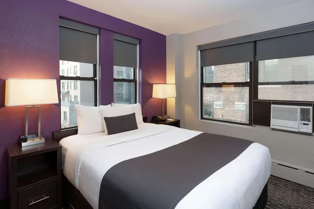 غرفة بسرير كوين، La Quinta Inn & Suites by Wyndham New York City Central Park 2/4