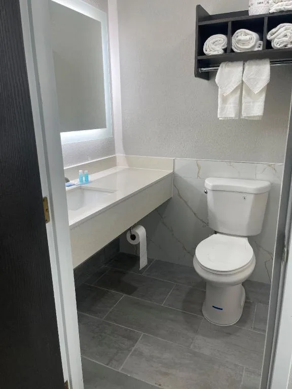 جناح بسرير كينج بغرفتين مع أريكة، HomeTown Inn and Suites Belle Plaine 1/2