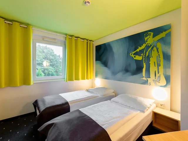 Room, Twin Beds, B&B Hotel Krefeld 6/7