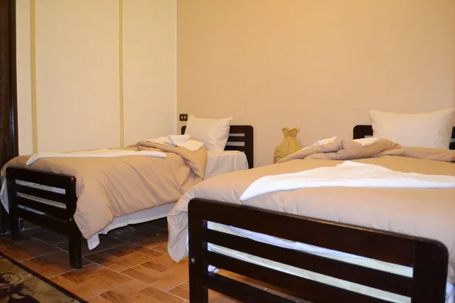 غرفة قياسية بسريرين منفصلين وسرير كوين بغرفة نوم واحدة بحمام مشترك، Cecilia - Hostel 2/3