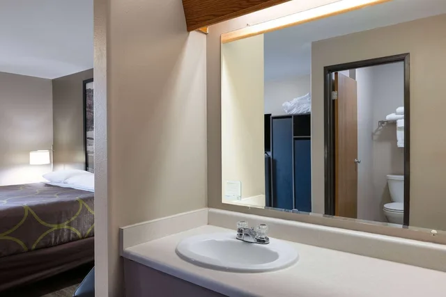 Family Suite, 2 Bunk Beds, Sofa, Super 8 By Wyndham Belgrade/Bozeman Airport 5/6