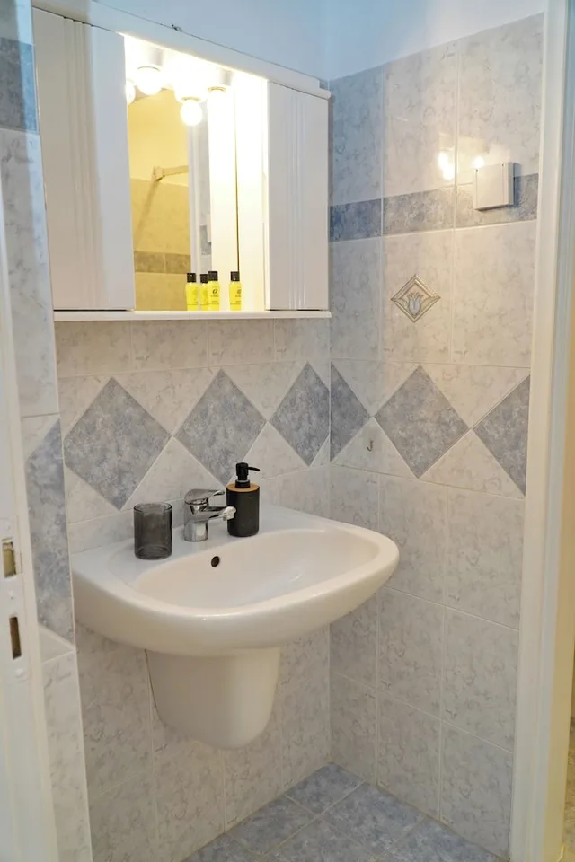 Semi Basement, Deluxe, Basement, Apartment, Queen Bed، Camara Hotel 5/7