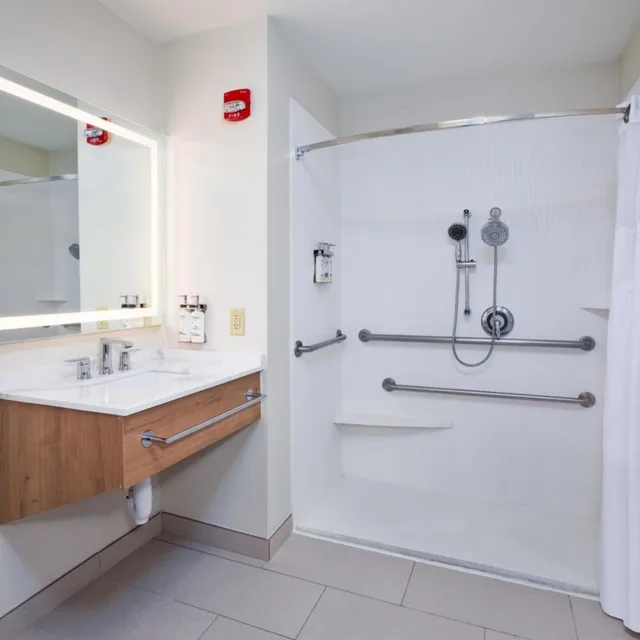 جناح استوديو بسرير كوين بحوض استحمام لذوي الإعاقة، Staybridge Suites Omaha 80th And Dodge 5/7