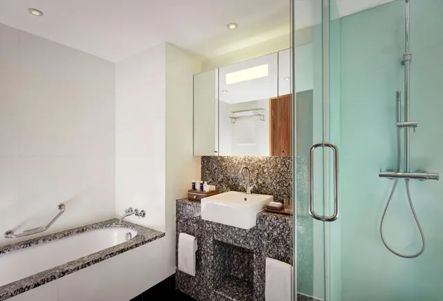 Family, Penthouse Suite, Double Bed, Park Plaza County Hall London 3/3