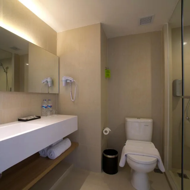 غرفة كبيرة بسريرين منفصلين، Grand Zuri Kuta Bali 7/8