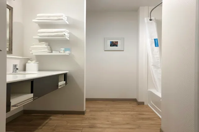 غرفة بسرير كينج مع أريكة، Hampton Inn and Suites Mary Esther Fort Walton Beach 4/4