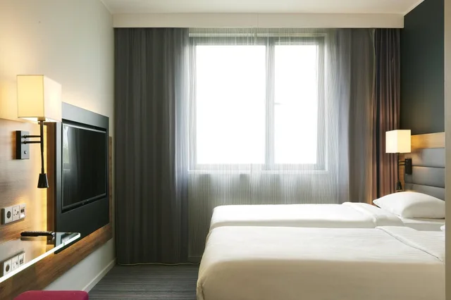 غرفة قياسية بسريرين منفصلين، MOXY ABERDEEN AIRPORT 3/4
