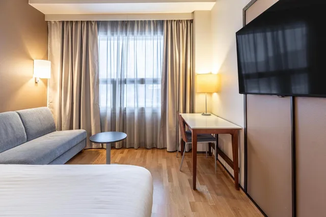 غرفة عائلية بسريرين منفصلين مع أريكة، Holiday Inn Tampere Central Station 2/3