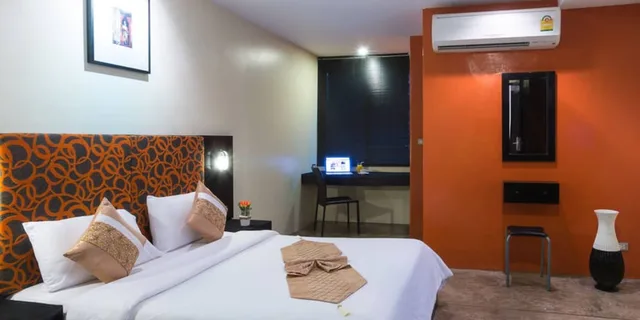 Deluxe, Queen Bed, No Window، The Yorkshire Hotel 1/2