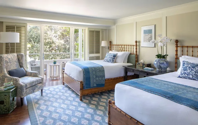 غرفة بسريرين مزدوجين بإطلالة جزئية على البحر، Shutters On The Beach 1/6