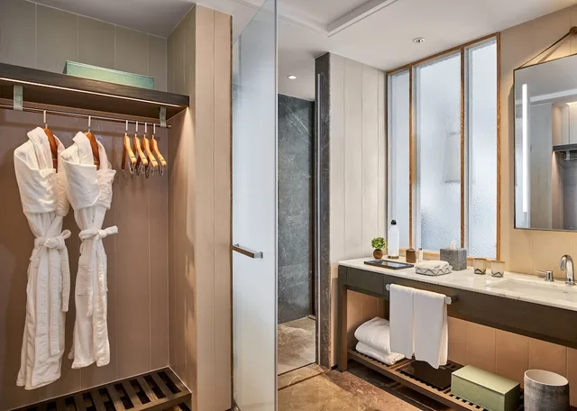 غرفة بسريرين منفصلين بإطلالة على البحر، Rosewood Sanya 5/5