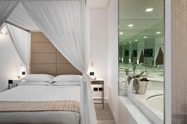 جناح بسرير كينج بجاكوزي، LHP Napoli Palace and Spa 2/7