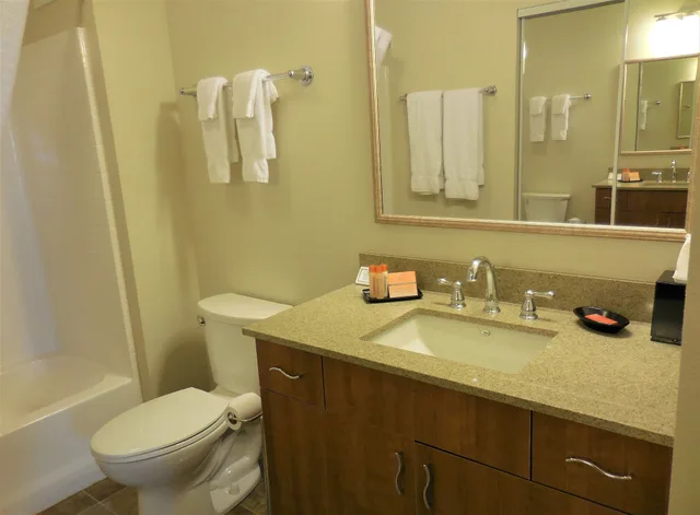 استوديو بسرير كوين مع أريكة بمطبخ صغير، Ledgestone Hotel Billings 6/9