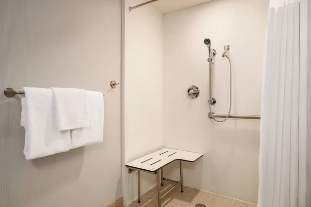 غرفة بسرير كينج لذوي الإعاقة، Courtyard by Marriott Ewing Princeton 7/7