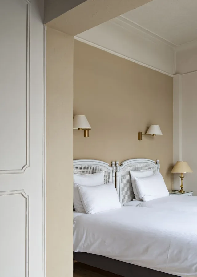 جناح جونيور، Grand Hotel Bristol 1/8