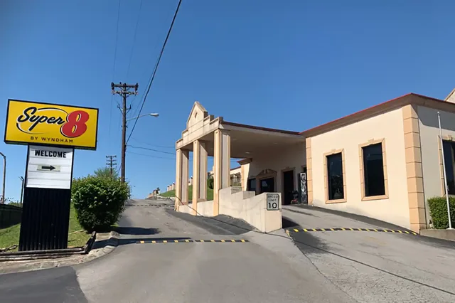 غرفة بسرير كينج للمدخنين، Super 8 by Wyndham Nashville Near Downtown / I-40 1/1