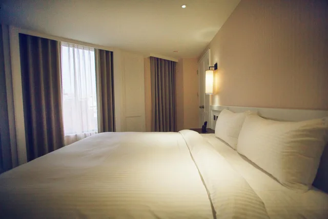Executive, Suite, Inn By The Village 2/7
