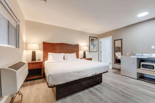 Room, King Bed, Suburban Studios Near Mesa Verde 3/5