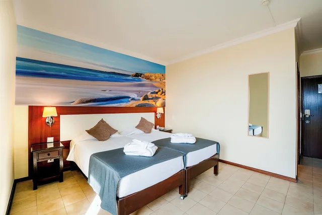 غرفة سوبيريور رباعية بأربعة أسرّة بإطلالة على البحر بشرفة، Avenida Praia 1/5