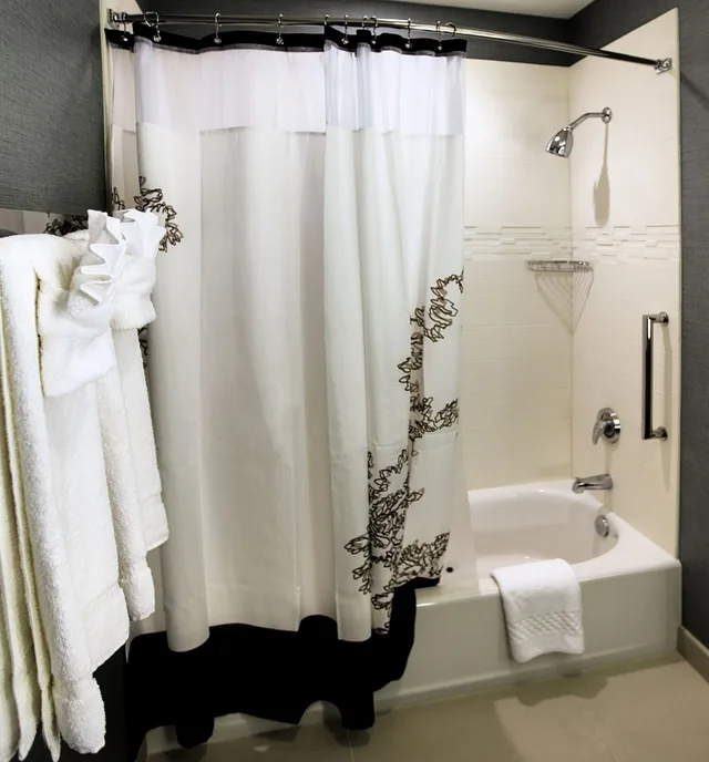 جناح بسريرين كوين بغرفة نوم واحدة مع أريكة، Residence Inn Lake Charles 2/2