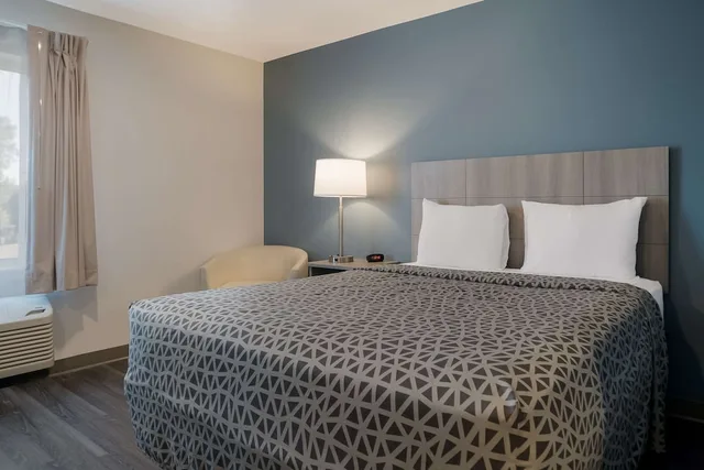 جناح بسرير كوين مع أريكة، Woodspring Suites Detroit Sterling Heights 4/7
