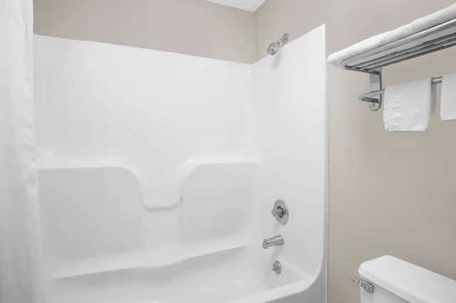 Standard, King Bed, Days Inn by Wyndham Dublin GA 7/7