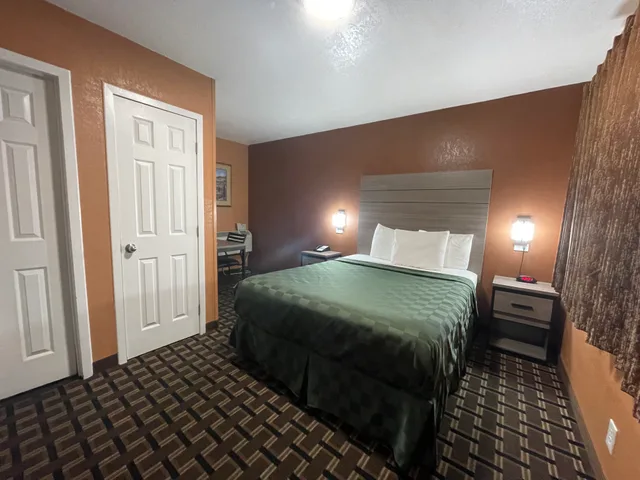 غرفة بسرير كوين، New Corral Motel 1/10