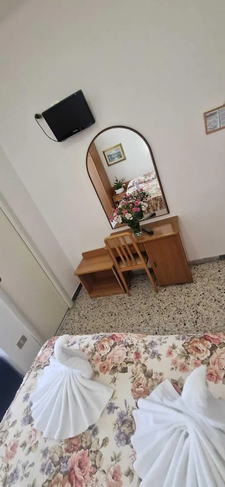غرفة ثلاثية بسرير كوين وسرير فردي، Hotel Dora 2/6
