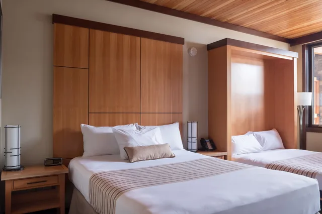 Premier, 1 Queen and 1 Murphy Bed, Queen Murphy Bed، Sunshine Mountain Lodge - Superior Room 2/3